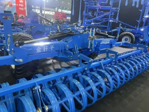 Agricultural ridging machine folding cylinder